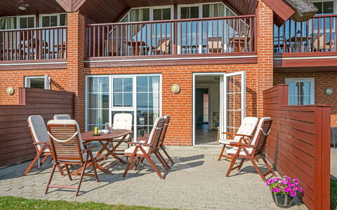 Henrietta - 3.5Km from the Sea: Wohnung, Stuhl, Holzbeize, Abstellgleis, Balkon, Gartenmöbel, Veranda, Deck, Villa, Küche & Esszimmer Tisch