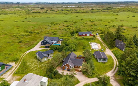 Svenny - 800M from the Sea: Dach, Haus, Wohngebiet, Zuhause, Estate, Hütte, Design