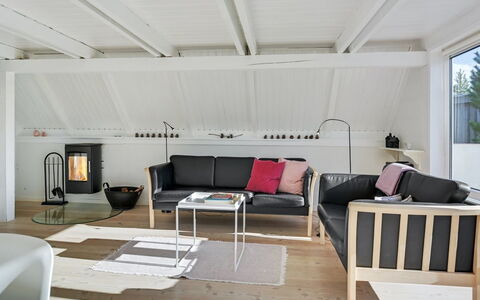 Trana - 2Km from the Sea: Möbel, Flooring, Holz, Fussboden, Interior Design, Wohnzimmer, Zuhause, Stuhl, Couch, Holzboden