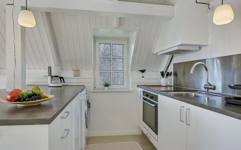 Trana - 2Km from the Sea: Küche, Flooring, Countertop, Interior Design, Holz, Armatur, Decke, Sinken, Fussboden, Cabinetry
