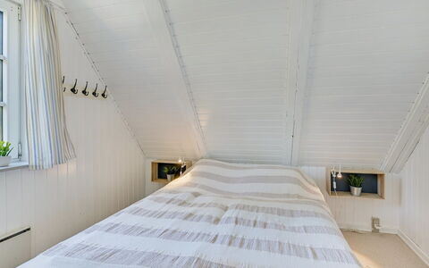 Trana - 2Km from the Sea: Holz, Decke, Interior Design, Schlafzimmer, Flooring, Fussboden, Bett, Beleuchtung, Zimmer, Bedding