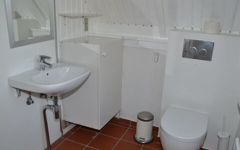 Trana - 2Km from the Sea: Badezimmer, Armatur, Flooring, Toilleten Sitz, Bad Sink, Fussboden, Sinken, Toilette, Zapfhahn, Interior Design