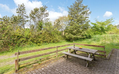 Rea - 5Km from the Sea: Holz, Strauch, Außenbank, Grundstueck, Ländliches Gebiet, Wiese, Hartholz, Gartenmöbel, Zaun