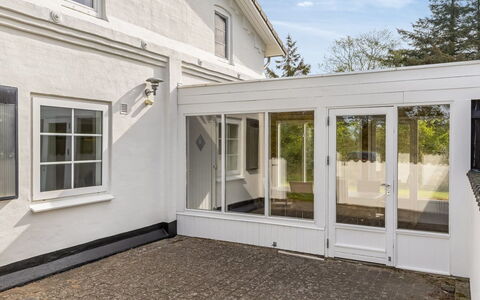 Rea - 5Km from the Sea: Decke, Flooring, Interior Design, Fussboden, Verbundwerkstoff, Möbel, Resort, Hotel, Design, Daylighting