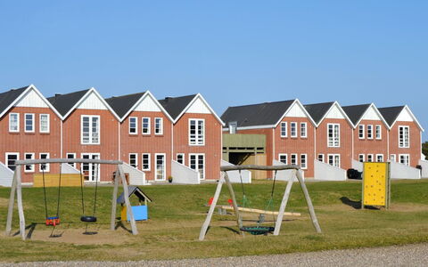 Rauha - 2.3Km from the Sea: Wohngebiet, Dach, Vorort, Auffahrt, Estate, Kamin
