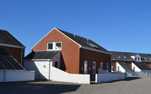 Arabella - 2.3Km from the Sea: Dach, Haus, Grundstueck, Zuhause, Hütte, Estate, Gartenbauten, Schatten, Blockhaus, Landscaping