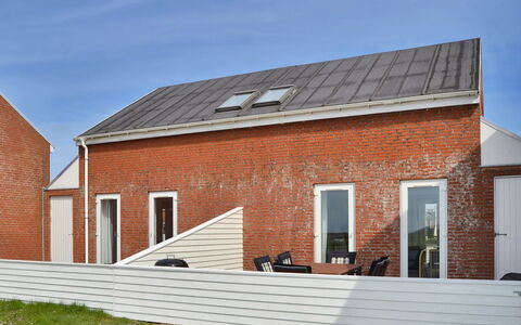 Arabella - 2.3Km from the Sea: Dach, Haus, Grundstueck, Zuhause, Hütte, Estate, Gartenbauten, Schatten, Blockhaus, Landscaping