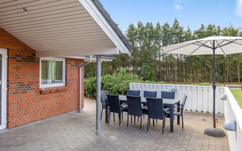 Taisto - 1.8Km from the Sea: Strauch, Urban Design, Ground, Backstein, Wohnung, Estate, Mauerwerk, Balkon, Landscaping
