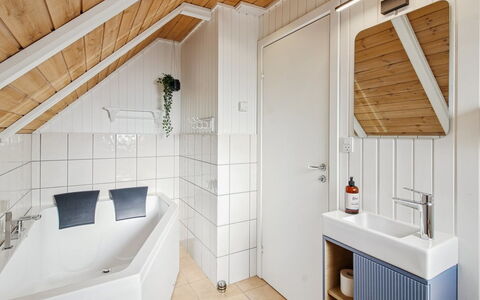 Urpo - 6Km from the Sea: Flooring, Armatur, Interior Design, Holz, Fussboden, Decke, Sinken, Zapfhahn, Zimmer, Badezimmer