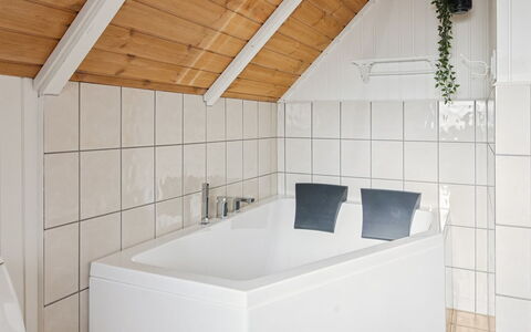 Urpo - 6Km from the Sea: Flooring, Armatur, Interior Design, Fussboden, Badezimmer, Decke, Badewanne, Zapfhahn, Installation, Sinken