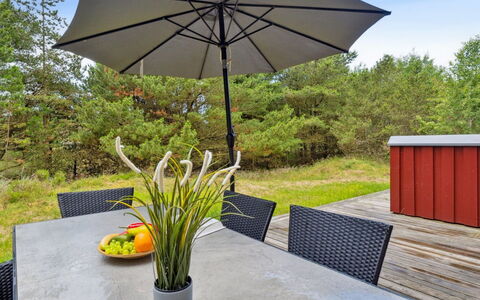 Urpo - 6Km from the Sea: Strauch, Urban Design, Ground, Backstein, Wohnung, Estate, Mauerwerk, Balkon, Landscaping