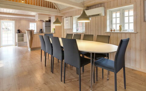 Gudmund - 3.9Km from the Sea: Flooring, Holz, Interior Design, Fussboden, Holzboden, Decke, Möbel, Küche & Esszimmer Tisch, Esszimmer, Zuhause
