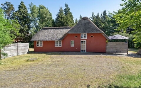Gudmund - 3.9Km from the Sea: Hütte, Garten, Abstellgleis, Gartenbauten, Schatten, Garten, Hinterhof, Rasen, Bauernhaus, Landscaping