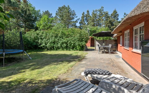 Gudmund - 3.9Km from the Sea: Hütte, Garten, Abstellgleis, Gartenbauten, Schatten, Garten, Hinterhof, Rasen, Bauernhaus, Landscaping