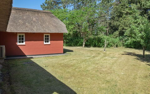 Gudmund - 3.9Km from the Sea: Hütte, Garten, Abstellgleis, Gartenbauten, Schatten, Garten, Hinterhof, Rasen, Bauernhaus, Landscaping