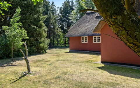 Gudmund - 3.9Km from the Sea: Hütte, Garten, Abstellgleis, Gartenbauten, Schatten, Garten, Hinterhof, Rasen, Bauernhaus, Landscaping
