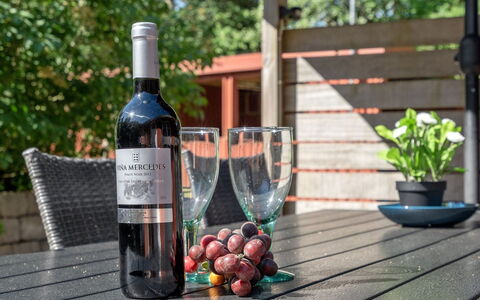 Gudmund - 3.9Km from the Sea: Flasche, Glasflasche, Barware, Weinflasche, Wein, Drinkware, Glas