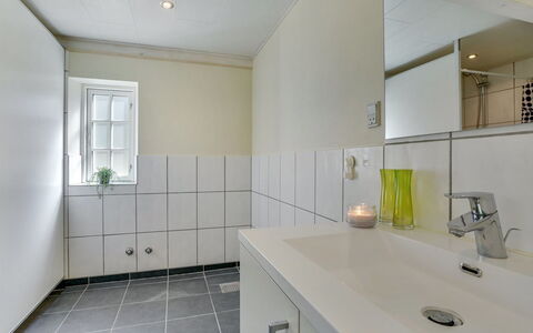 Gudmund - 3.9Km from the Sea: Flooring, Armatur, Wand, Badezimmer, Fussboden, Interior Design, Bad Sink, Sinken, Decke, Zapfhahn