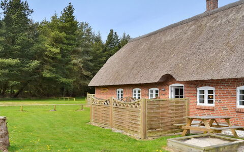 Naili - 3.1Km from the Sea: Dach, Hütte, Haus, Ländliches Gebiet, Dachdecken, Bauernhaus, Dorf, Rasen, Garten, Schuppen