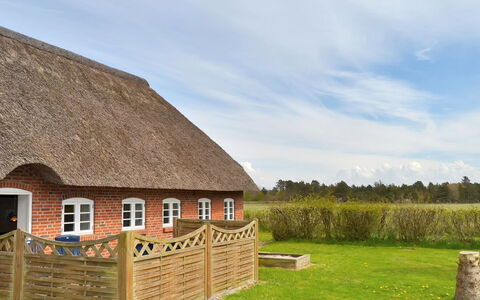 Naili - 3.1Km from the Sea: Hütte, Dach, Zaun, Ländliches Gebiet, Dachdecken, Home Fechten, Bauernhaus, Lattenzaun, Bauernhof
