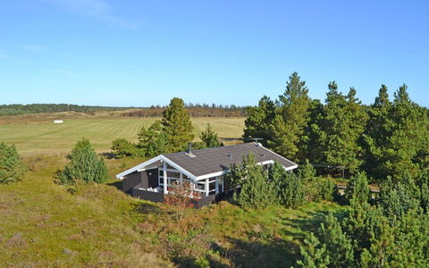 Börge - 3.9Km from the Sea: Möbel, Interior Design, Stuhl, Flooring, Tabelle, Resort, Fussboden, Decke, Zimmer, Eco Hotel
