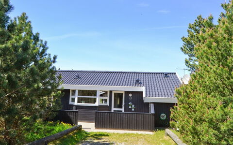 Börge - 3.9Km from the Sea: Möbel, Interior Design, Stuhl, Flooring, Tabelle, Resort, Fussboden, Decke, Zimmer, Eco Hotel