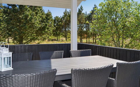 Börge - 3.9Km from the Sea: Möbel, Interior Design, Stuhl, Flooring, Tabelle, Resort, Fussboden, Decke, Zimmer, Eco Hotel