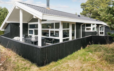 Börge - 3.9Km from the Sea: Möbel, Interior Design, Stuhl, Flooring, Tabelle, Resort, Fussboden, Decke, Zimmer, Eco Hotel