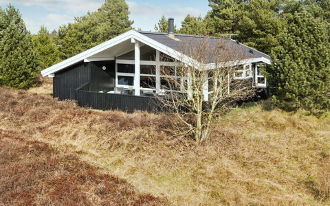 Börge - 3.9Km from the Sea: Möbel, Interior Design, Stuhl, Flooring, Tabelle, Resort, Fussboden, Decke, Zimmer, Eco Hotel