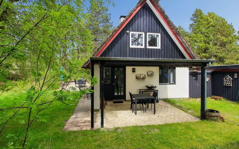 Emilla - 3.8Km from the Sea: Hütte, Zuhause, Dach, Abstellgleis, Gartenbauten, Bauernhaus, Rasen, Schuppen, Veranda, Garten