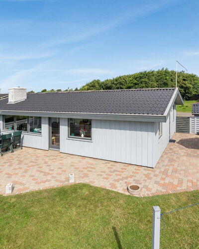Elise - 800M from the Sea