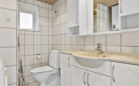 Nila - 750M from the Sea: Armatur, Flooring, Sinken, Fussboden, Badezimmer, Bad Sink, Interior Design, Zapfhahn, Installation, Badezimmerschrank