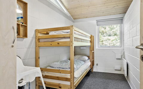 Nila - 750M from the Sea: Holz, Zuhause, Schlafzimmer, Decke, Bett, Bedding, Fahrrad-Rad, Hartholz, Etagenbett, Fahrrad