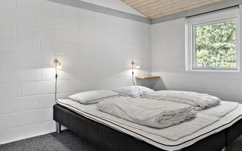 Nila - 750M from the Sea: Decke, Schlafzimmer, Bett, Bedding, Bettrahmen, Bettdecke, Linens, Light Fixture