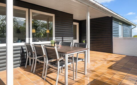 Toralf - 3.5Km from the Sea: Holz, Flooring, Fussboden, Möbel, Veranda, Verbundwerkstoff, Deck, Holzboden, Hartholz, Schatten