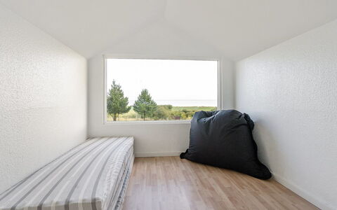 Toralf - 3.5Km from the Sea: Wand, Decke, Interior Design, Fussboden, Flooring, Daylighting, Wohnzimmer, Gips, Dekokissen