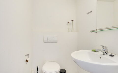 Toralf - 3.5Km from the Sea: Badezimmer, Bad Sink, Toilleten Sitz, Armatur, Wand, Flooring, Toilette, Fussboden, Interior Design, Sinken
