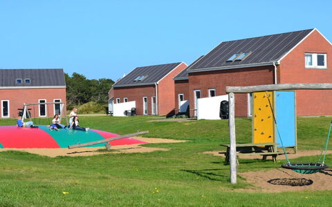 Ennike - 2.3Km from the Sea: Gras, Haus, Dach, Zuhause, Hütte, Strauch, Grundstueck, Ländliches Gebiet, Bauernhaus, Ground