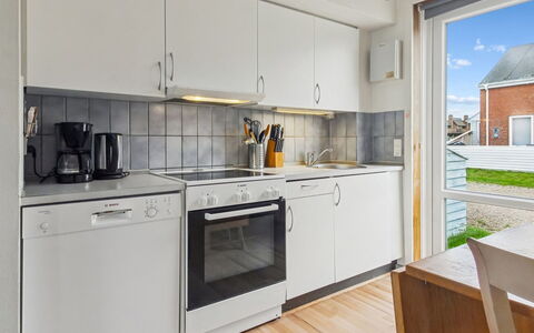 Nilaus - 2.3Km from the Sea: Holz, Küche, Major Appliance, Wohnung, Küchengerät, Verbundwerkstoff, Countertop, Spüle, Cabinetry, Herd