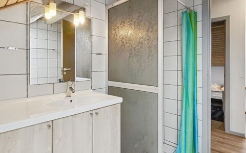 Nilaus - 2.3Km from the Sea: Flooring, Interior Design, Wand, Armatur, Fussboden, Holz, Badezimmer, Decke, Sinken, Badezimmerschrank