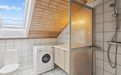 Nilaus - 2.3Km from the Sea: Flooring, Fussboden, Armatur, Holz, Interior Design, Decke, Installation, Zimmer, Badezimmer, Zapfhahn