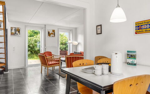 Edly - 2.3Km from the Sea: Möbel, Flooring, Interior Design, Fussboden, Decke, Stuhl, Tabelle, Küche & Esszimmer Tisch, Zimmer, Esszimmer