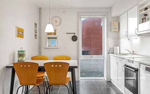 Edly - 2.3Km from the Sea: Wand, Interior Design, Decke, Flooring, Wohnung, Möbel, Küche, Zimmer, Fussboden, Light Fixture