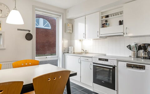 Edly - 2.3Km from the Sea: Küche, Küchengerät, Major Appliance, Flooring, Decke, Interior Design, Countertop, Wohnung, Fussboden, Herd