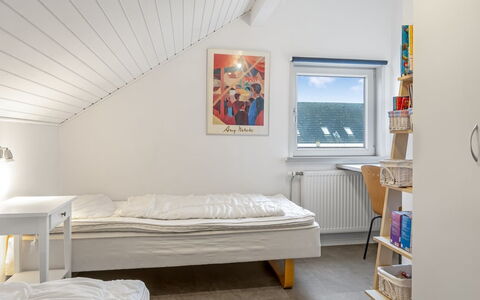 Edly - 2.3Km from the Sea: Holz, Fussboden, Flooring, Schlafzimmer, Interior Design, Bett, Decke, Bedding, Bettdecke, Möbel