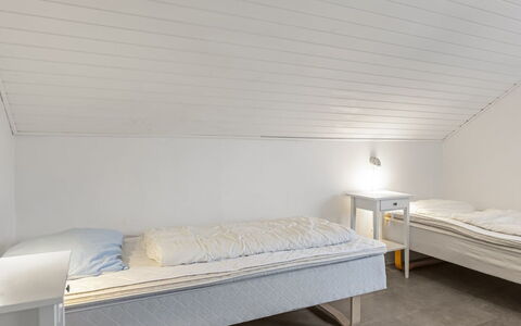 Edly - 2.3Km from the Sea: Holz, Flooring, Fussboden, Decke, Interior Design, Schlafzimmer, Zimmer, Bett, Bedding, Bettrahmen