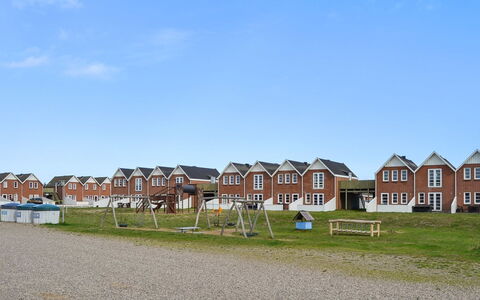 Terje - 2.3Km from the Sea: Gebäude, Haus, Fenster, Zuhause, Dach, Wohngebiet, Strauch, Hütte, Grundstueck