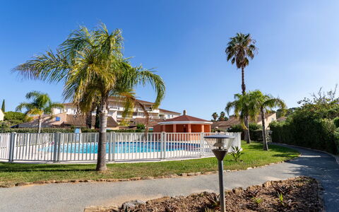 Tahiti Parc: Pflanze, Himmel, Gebäude, Eigentum, Wasser, Baum, Vegetation, Grundstueck, Arecales, Zaun