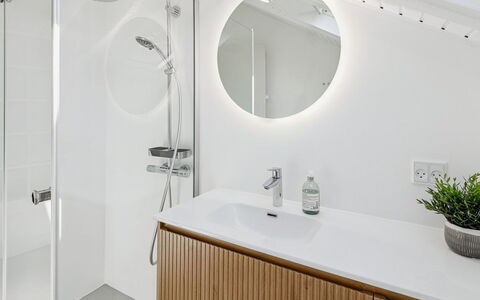 Alfwin - 3Km from the Sea: Armatur, Interior Design, Badezimmer, Bad Sink, Sinken, Spiegel, Flooring, Decke, Zapfhahn, Installation