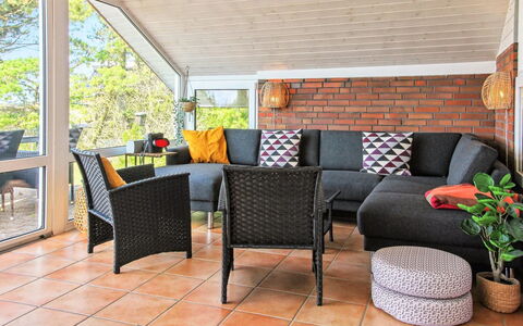 Alfwin - 3Km from the Sea: Möbel, Gartenmöbel, Stuhl, Couch, Tabelle, Wohnzimmer, Tisch Im Freien, Kaffetisch, Wicker